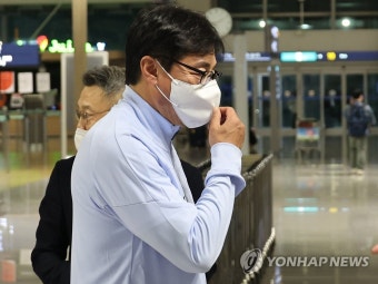 황선홍 올림픽축구대표팀 감독, UAE 원정 출국