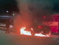 차안에 사람 있어 불난 차량 뛰어든 용감한 시민들