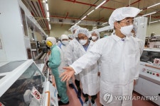 롯데제과 대전공장 둘러보는 한덕수 총리