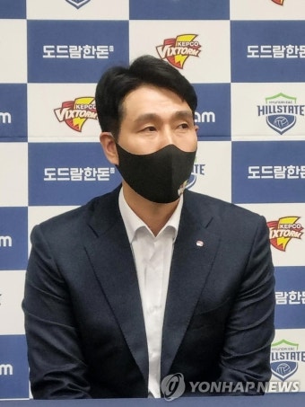 인터뷰하는 권영민 한국전력 감독