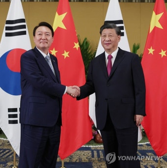 악수하는 윤석열 대통령과 시진핑 중국 국가주석