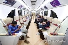 고급스럽게 꾸며진 경전철 내부 모습