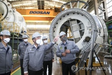 두산에너빌리티 창원 공장 방문한 박정원 회장