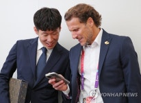 화기애애한 12년 전 라이벌들