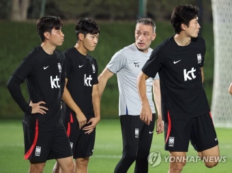 이강인에게 말 건네는 벤투 감독