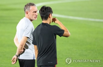 이강인과 이야기하는 벤투 감독