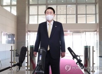 출근길 질의응답하는 윤석열 대통령
