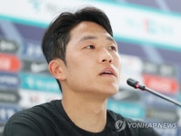 인터뷰하는 나상호