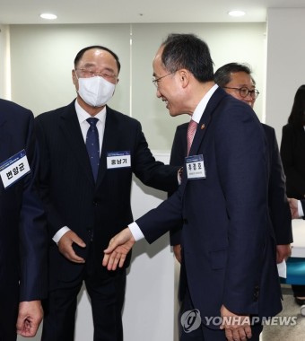 인사하는 추경호와 홍남기