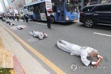 오체투지 삼보일배하는 조계사·서울시 마을공동체 종합지원센터