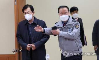 입장하는 이만희 위원장과 김광호 서울경찰청장