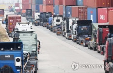 멈춰 선 화물차들