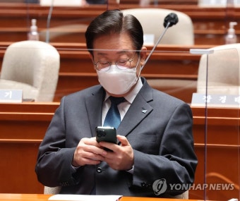 휴대전화 보는 이재명 대표