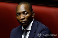 TV가 만들어낸 스타 이주민 출신 伊 하원의원의 두 얼굴
