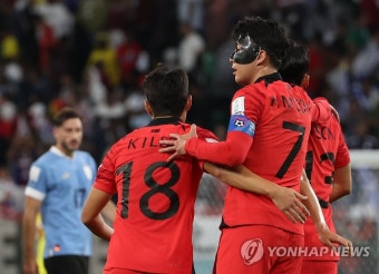 이강인 격려하는 손흥민