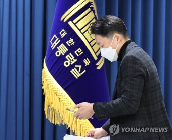 현안 브리핑 나선 이재명 대통령실 부대변인