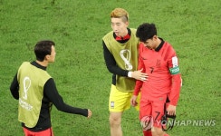 아쉬워하며 라커룸 향하는 손흥민