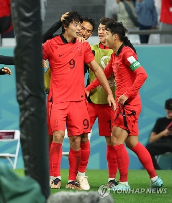 조규성의 동점골에 기뻐하는 한국 선수들