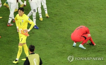 아쉬운 표정의 손흥민과 김승규
