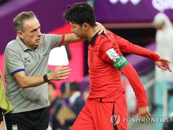 벤투 감독 뿌리치는 손흥민