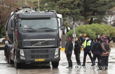 화물연대 충북지부 시멘트공장 앞에서 파업동참 설득