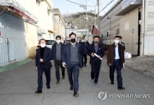 인천 한센인촌 둘러보는 김태규 국민권익위 부위원장