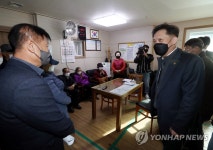 어르신들과 인사하는 김태규 국민권익위 부위원장