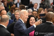 바이든, SK실트론 美공장 방문…中 공급망 인질되지 않겠다