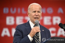 바이든, SK실트론 美공장 방문…中 공급망 인질되지 않겠다