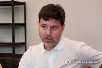인터뷰 하는 포체티노 전 토트넘 감독