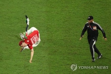그라운드 난입해 공중제비 도는 관중