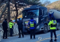 멈춰 선 화물차에 업무개시명령서 부착