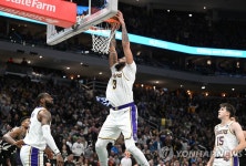 데이비스 44점 NBA 레이커스, 아데토쿤보 버틴 밀워키에 신승