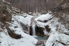 눈 내린 용소폭포