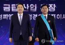 금탑산업훈장 정경호 대표와 기념촬영하는 윤석열 대통령