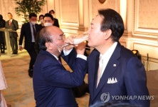 베트남 국가주석과 러브샷하는 윤석열 대통령