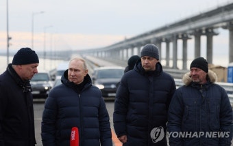 벤츠 운전해 크림대교 찾은 푸틴…