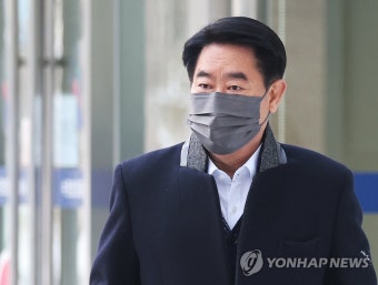 공판 출석하는 최윤길