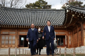 청와대 상춘재 나서는 윤 대통령 부부와 베트남 국가주석
