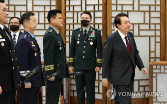 장성 보직신고 및 삼정검 수치 수여식 참석하는 윤 대통령