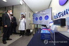 랩지노믹스 현장 참관하는 이종호 장관