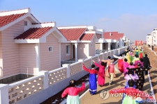북한 농촌에서 새집들이 행사
