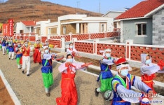 북한 농촌에서 새집들이 행사