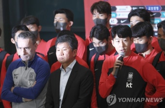 질문에 답하는 '캡틴' 손흥민