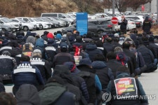 파업 종료 찬반투표 참여하는 화물연대 조합원들