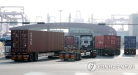 인천 신항 컨테이너터미널에 몰린 화물차들