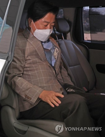 의원회관 나가는 노웅래 의원