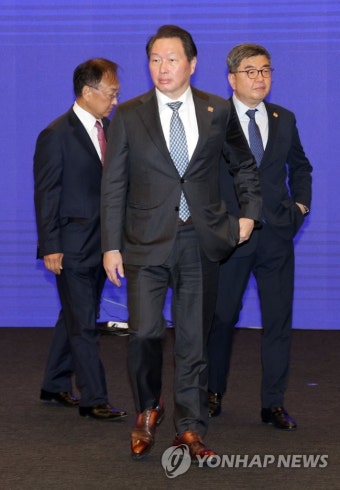 기념촬영 마친 최태원 회장