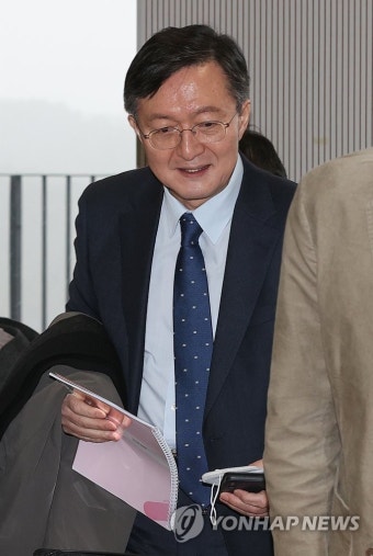 학술회의 참석하는 유홍림 서울대 총장 후보