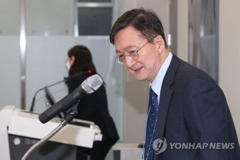 인사하는 유홍림 서울대 총장 후보